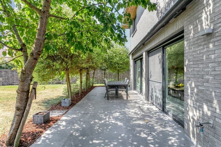 Highly energy-efficient villa on a 558 m² lot in a residenti