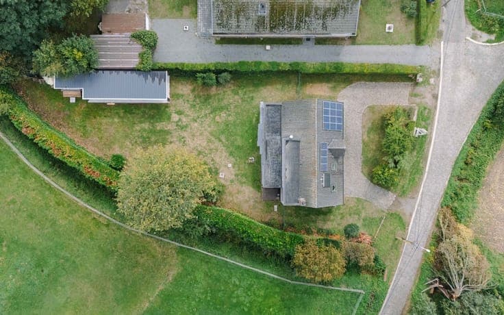 Ruime woning met moderne uitbouw en groene tuin