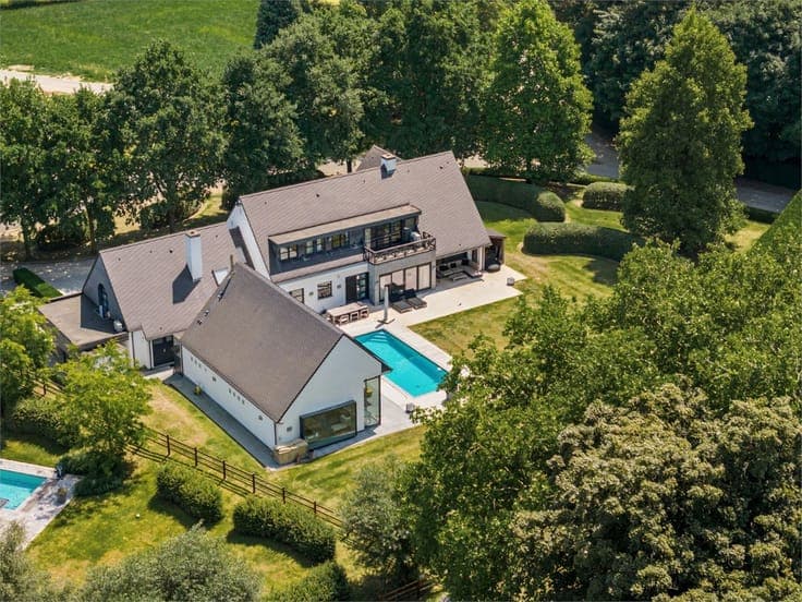 PRACHTIGE LUXEVILLA VERSCHOLEN IN HET PRIVÉDOMEIN ‘VLIERI...