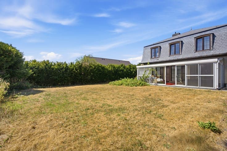 Ruime villa met 4 slaapkamers, prachtige tuin, garage
