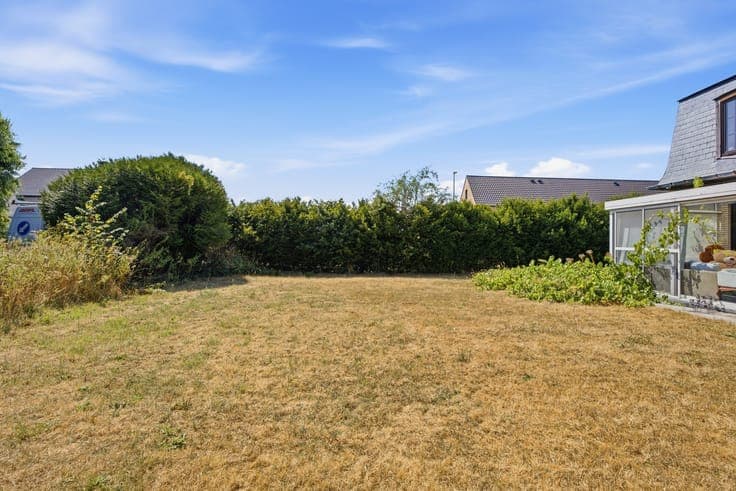 Ruime villa met 4 slaapkamers, prachtige tuin, garage