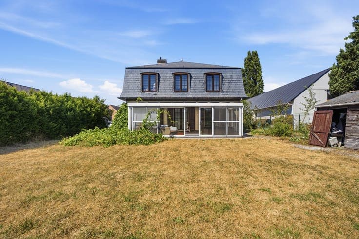 Ruime villa met 4 slaapkamers, prachtige tuin, garage