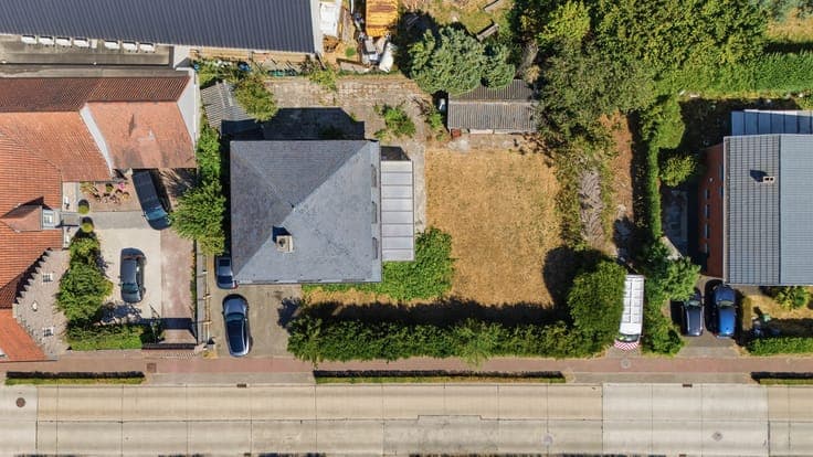 Ruime villa met 4 slaapkamers, prachtige tuin, garage