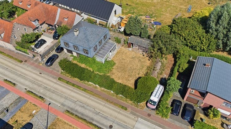 Ruime villa met 4 slaapkamers, prachtige tuin, garage