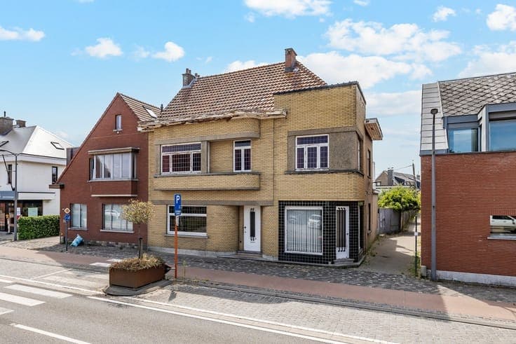 Te renoveren multifunctioneel pand op uiterst commerciële li