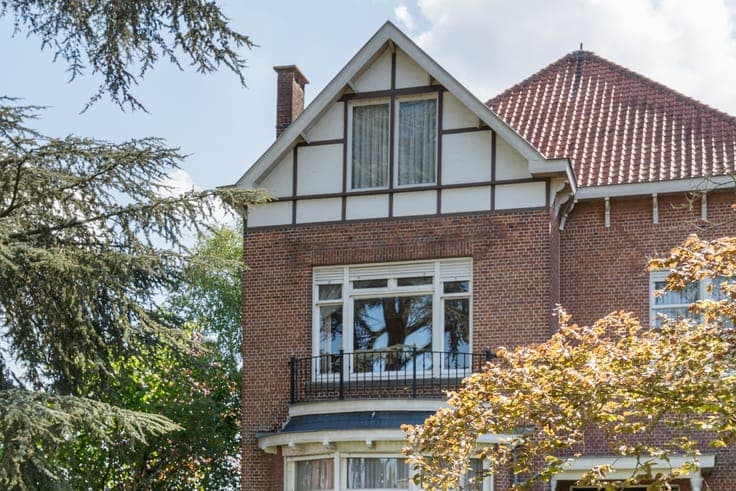 Statige notariswoning met weide en stallen op 7.434 m²