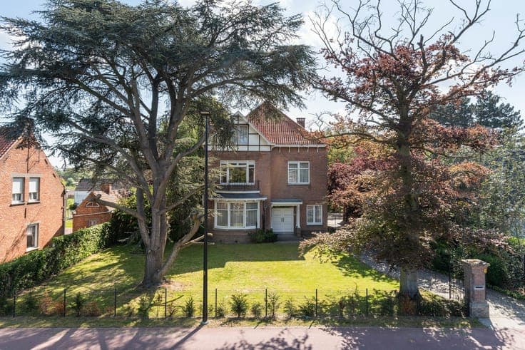 Statige notariswoning met weide en stallen op 7.434 m²