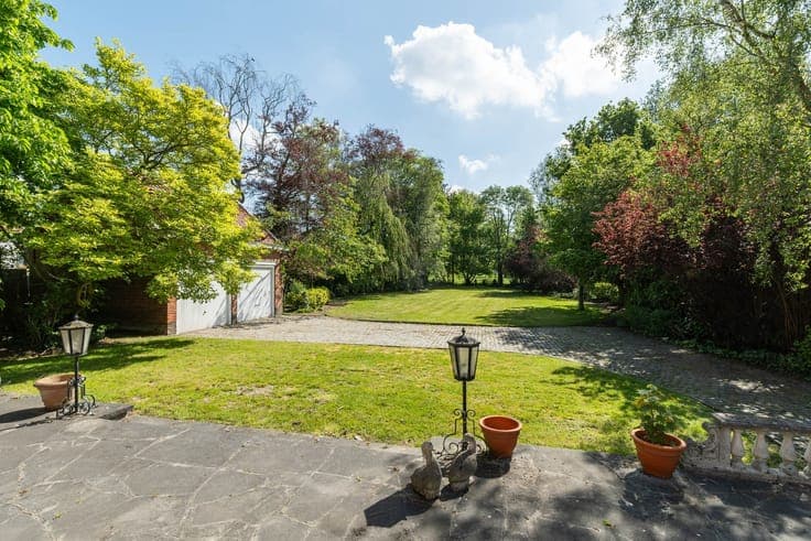 Statige notariswoning met weide en stallen op 7.434 m²