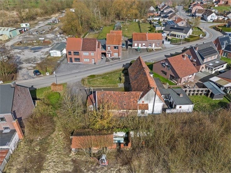 RUIM TE RENOVEREN PAND MET VEEL POTENTIEEL IN HET GEZELLI...