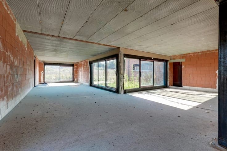Recently built villa set on 6,500 m²!