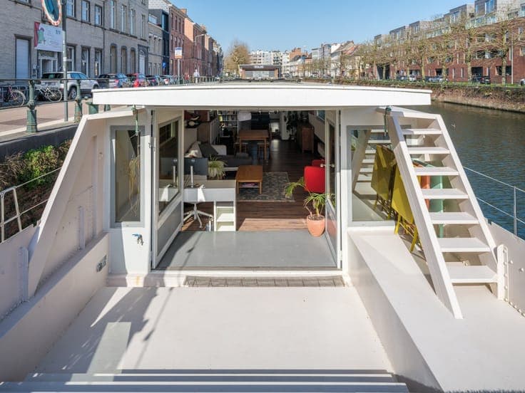 Unique living on the water in a prime location in Ghent