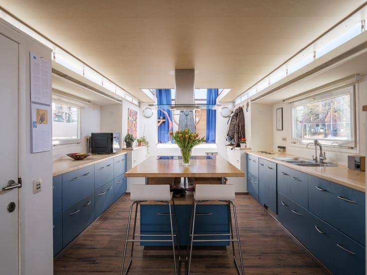 Unique living on the water in a prime location in Ghent