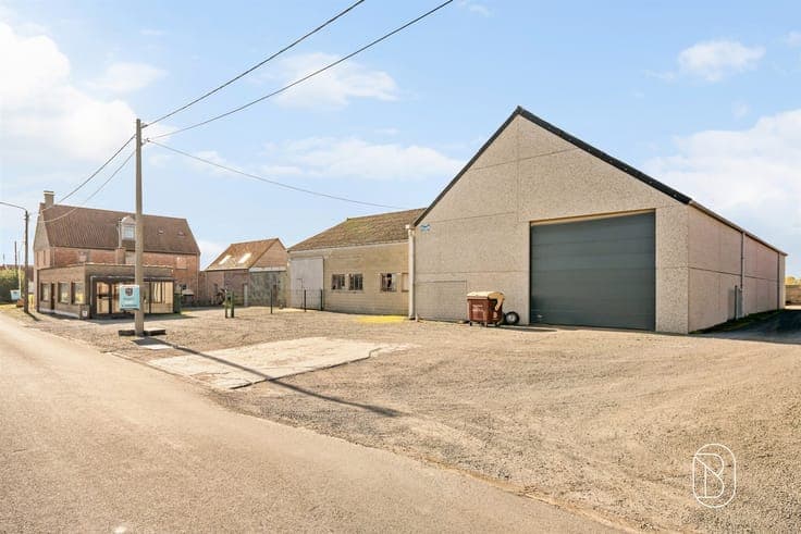 Newly built home with 2 sheds and a pool in Escanaffles