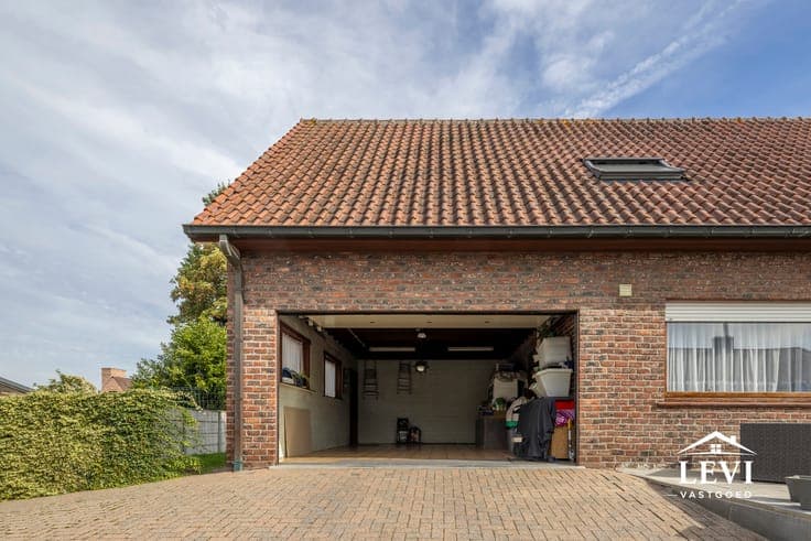 Spacious detached villa with 4 bedrooms in Heusden