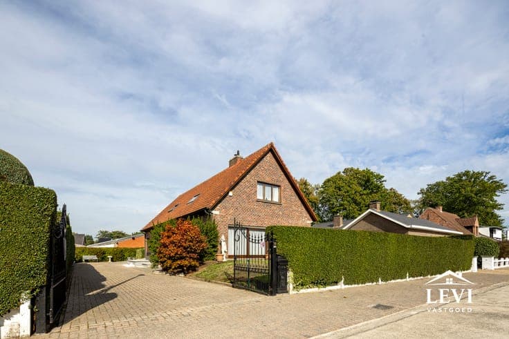 Spacious detached villa with 4 bedrooms in Heusden