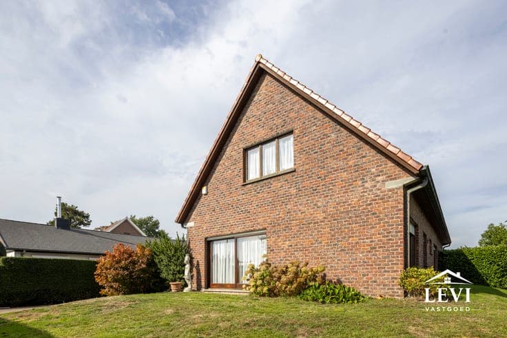 Spacious detached villa with 4 bedrooms in Heusden