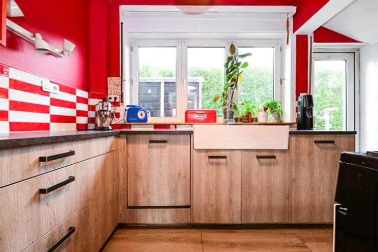 PLEASANT 4-BEDROOM HOUSE + GARAGE