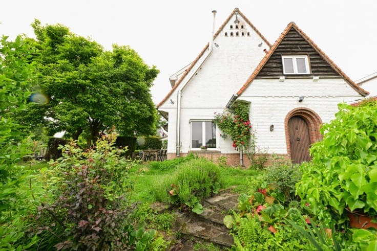 PLEASANT 4-BEDROOM HOUSE + GARAGE