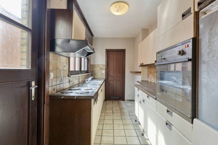 3-bedroom house with south-facing garden for sale.