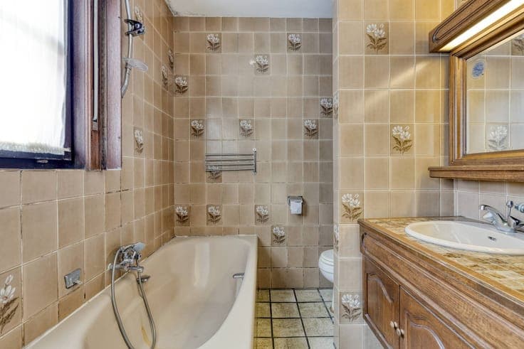 3-bedroom house with south-facing garden for sale.