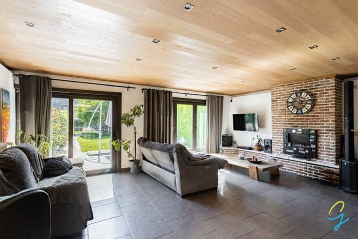 Charming 3-Bedroom Home with a Sunny Garden