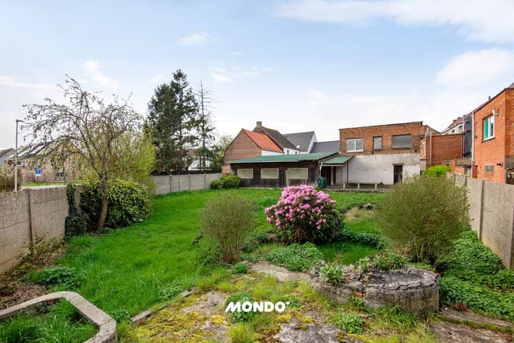 Spacious house with warehouse, double garage in Niel
