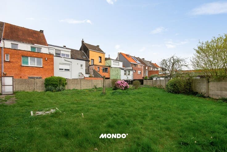 Spacious house with warehouse, double garage in Niel