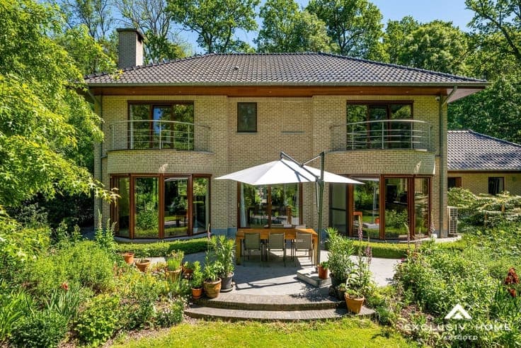 Contemporary villa in the exclusive residential area of Bois
