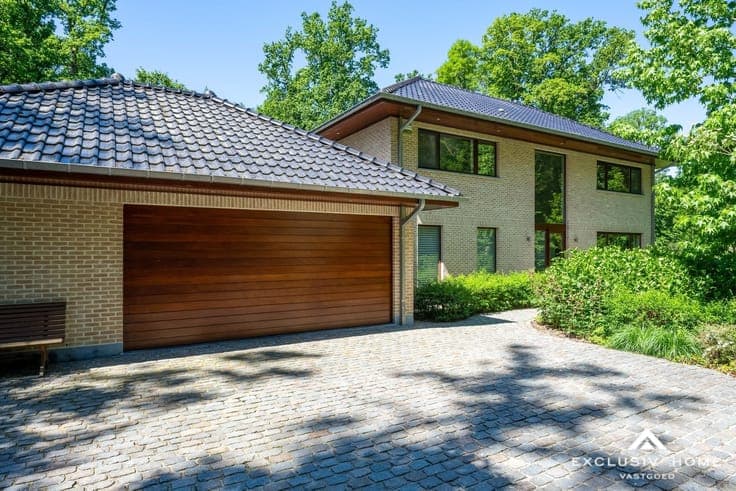 Contemporary villa in the exclusive residential area of Bois