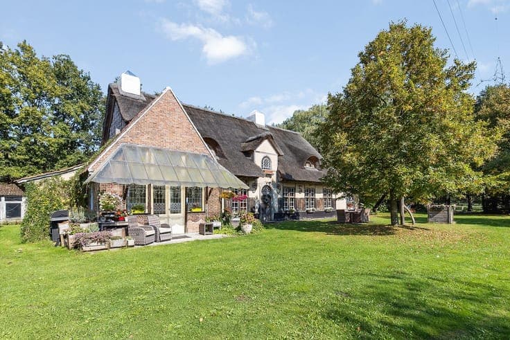 Recent gerenoveerde hoeve op een perceel van 3698 m² te H...
