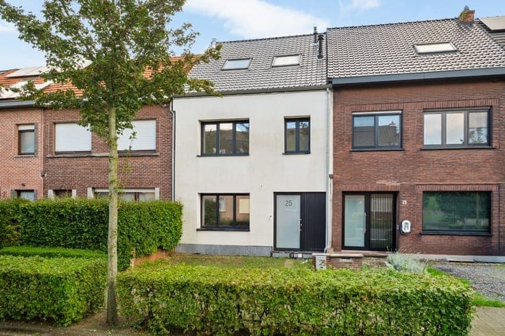 Deels gerenoveerde gezinswoning met 3 à 4 slpk. en tuin