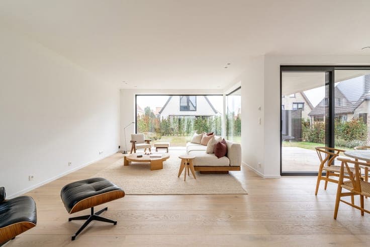 Newly built villa with four bedrooms, a garden, and a garage