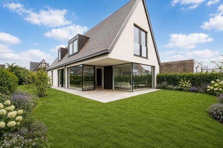 Newly built villa with four bedrooms, a garden, and a garage