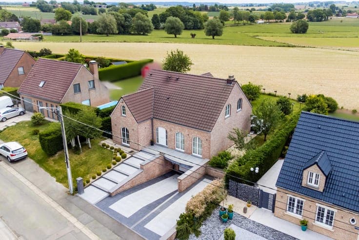Splendide maison bi-familiale de 368 m² sur 8 ares.