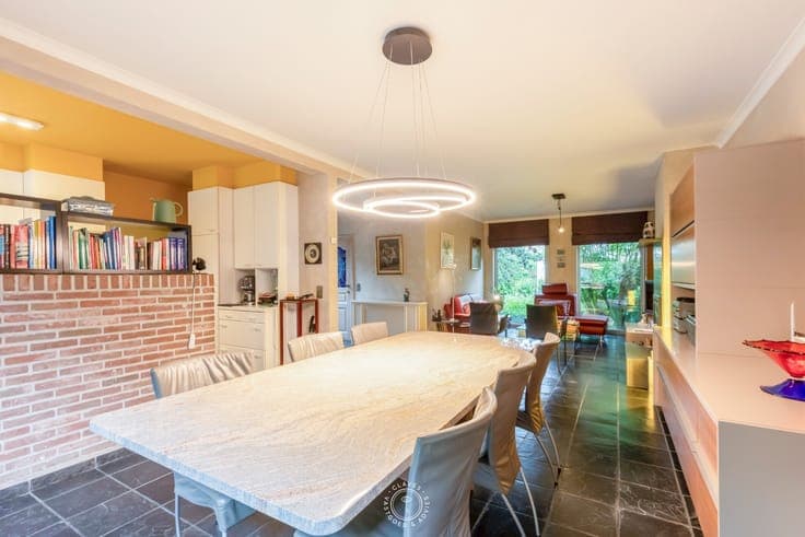 Huiselijke halfopen bebouwing met prachtige tuin in gelie...