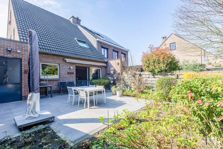 Huiselijke halfopen bebouwing met prachtige tuin in gelie...