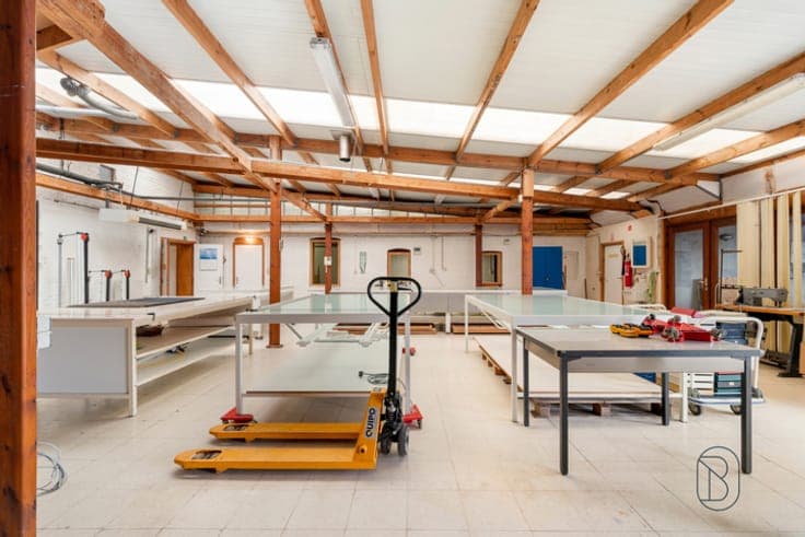 Mixed-use building, ideal for a self-employed person/investo