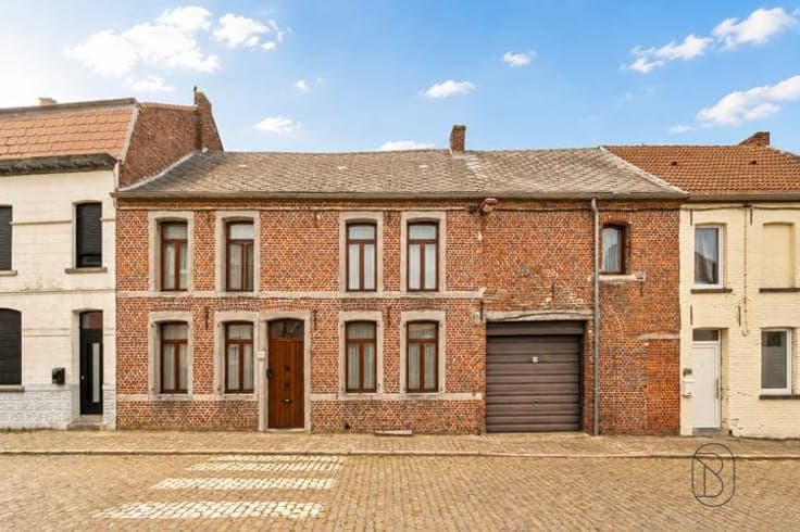 Mixed-use building, ideal for a self-employed person/investo