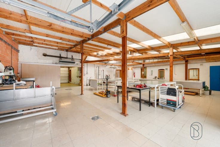 Mixed-use building, ideal for a self-employed person/investo