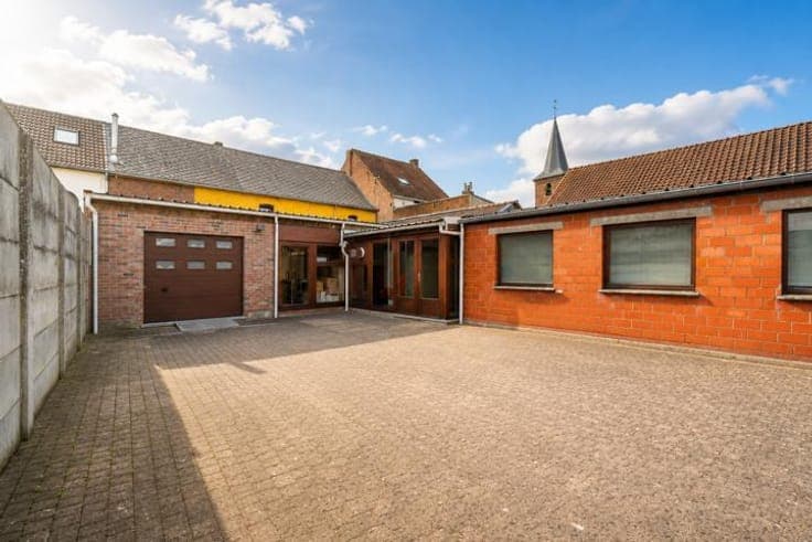 Mixed-use building, ideal for a self-employed person/investo
