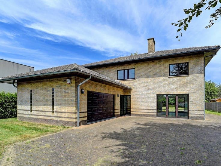Villa with a spacious 45-are garden in a prime location