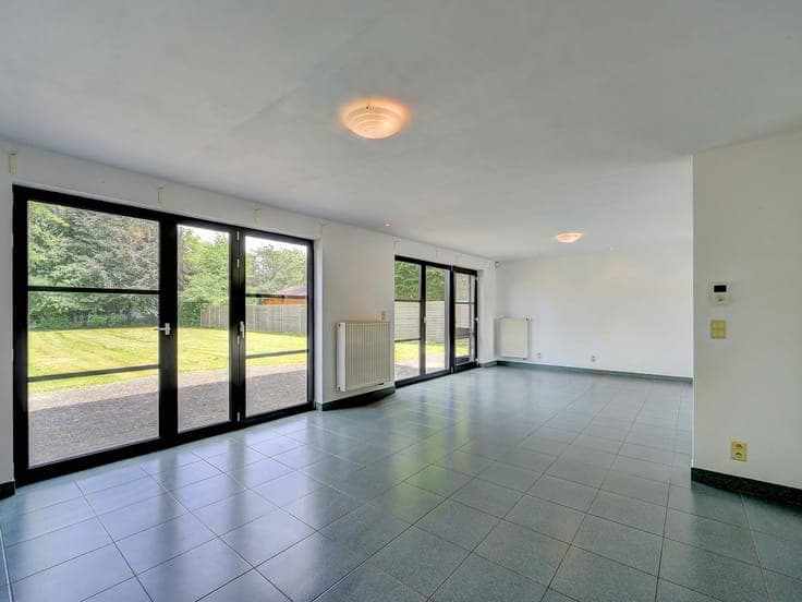 Villa with a spacious 45-are garden in a prime location