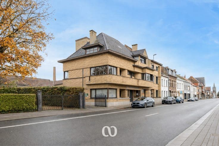 Very large and characterful house in art-deco style with nu