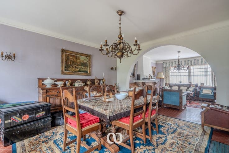 Very large and characterful house in art-deco style with nu