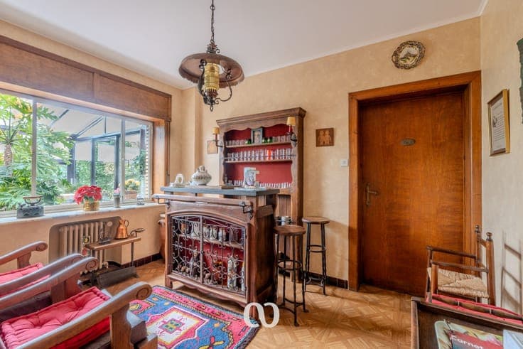 Very large and characterful house in art-deco style with nu