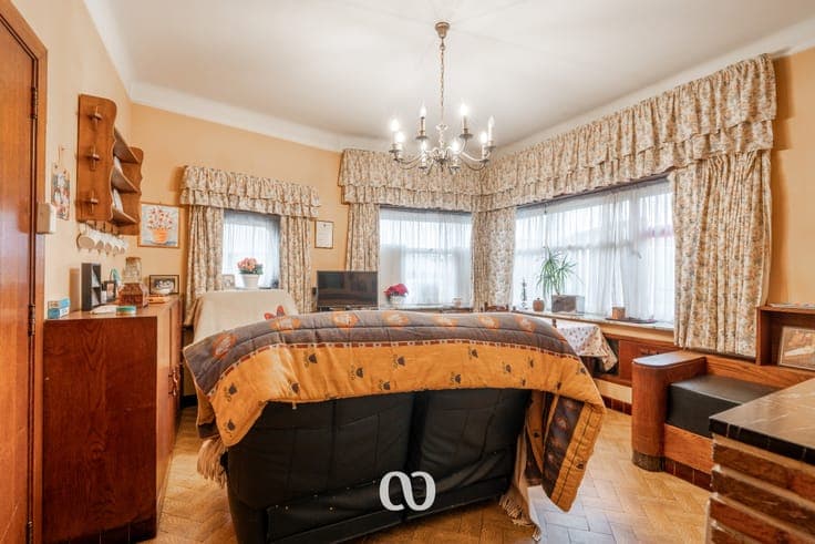Very large and characterful house in art-deco style with nu