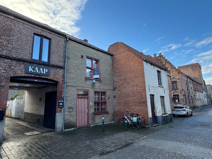 🏡 Te koop: Woning in hartje Brugge – volledig te renovere...