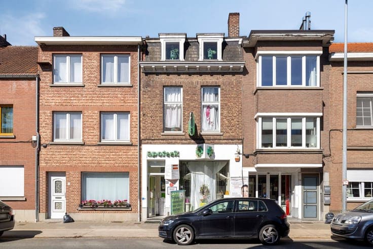 Unique retail property with residence in prime location!