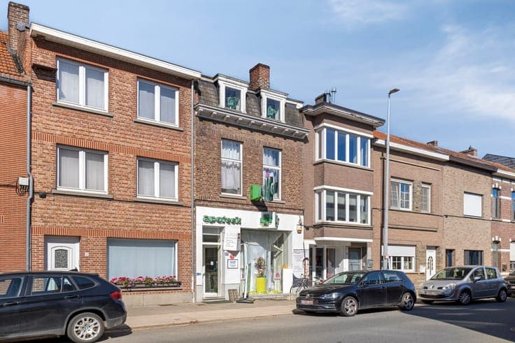 Unique retail property with residence in prime location!