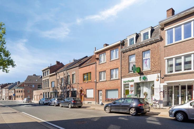 Unique retail property with residence in prime location!